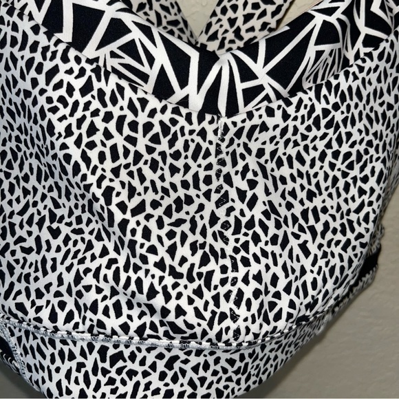 Lululemon Rack Pack Bra Miss Mosaic White / Posey Black White / Black Size 6 - Picture 2 of 5